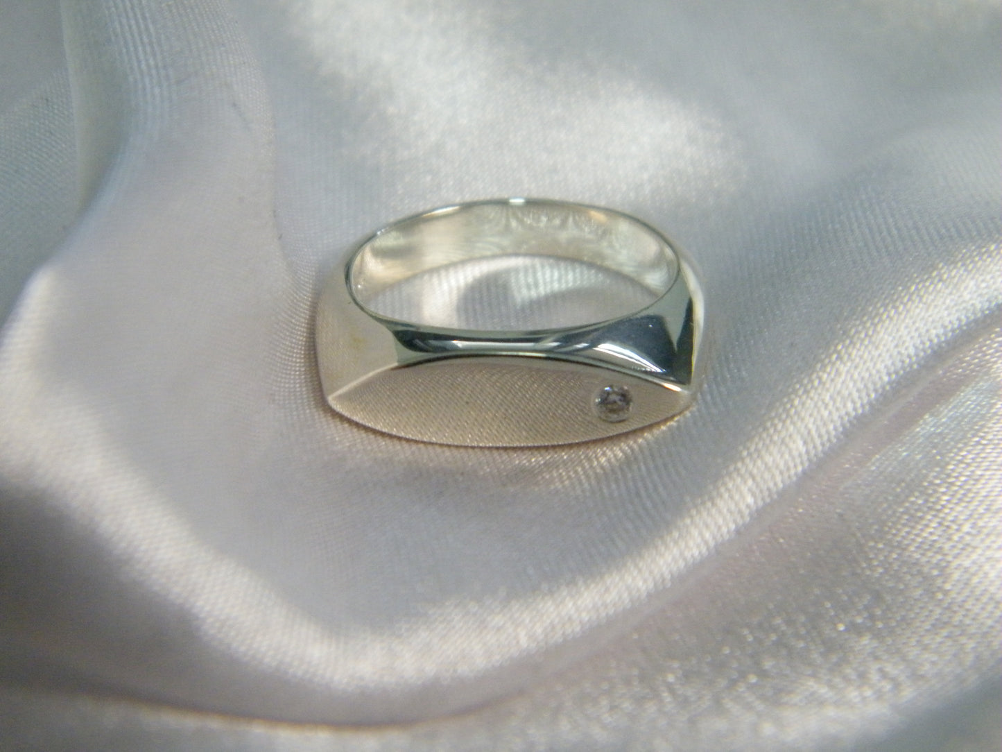 טבעת עין משובצת