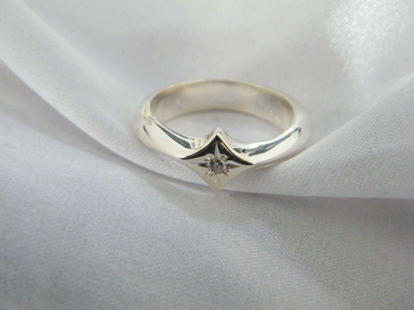 טבעת כוכב הצפון משובצת